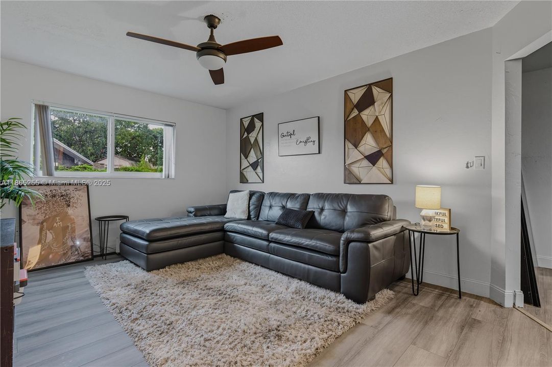 Под контрактом: $720,000 (4 спален, 2 ванн, 2877 Квадратных фут)