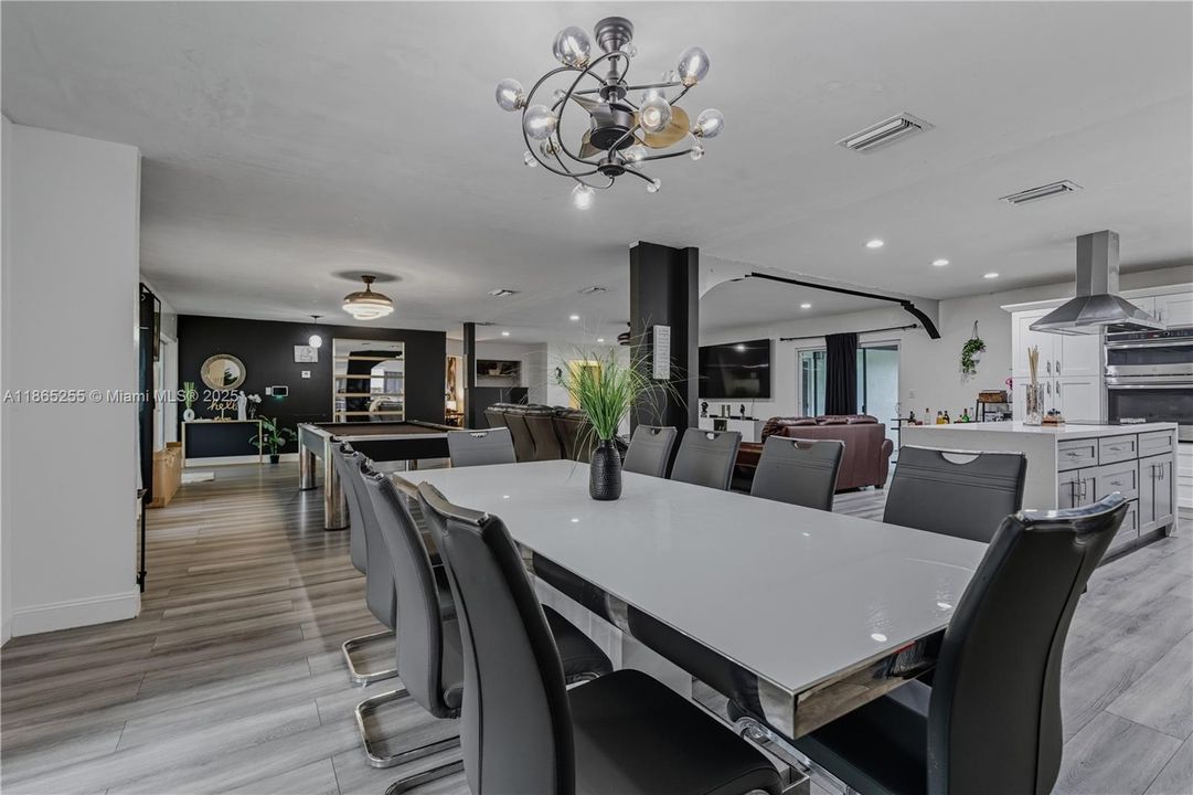 Под контрактом: $720,000 (4 спален, 2 ванн, 2877 Квадратных фут)