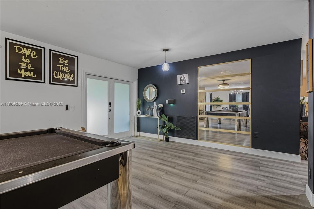 Под контрактом: $720,000 (4 спален, 2 ванн, 2877 Квадратных фут)