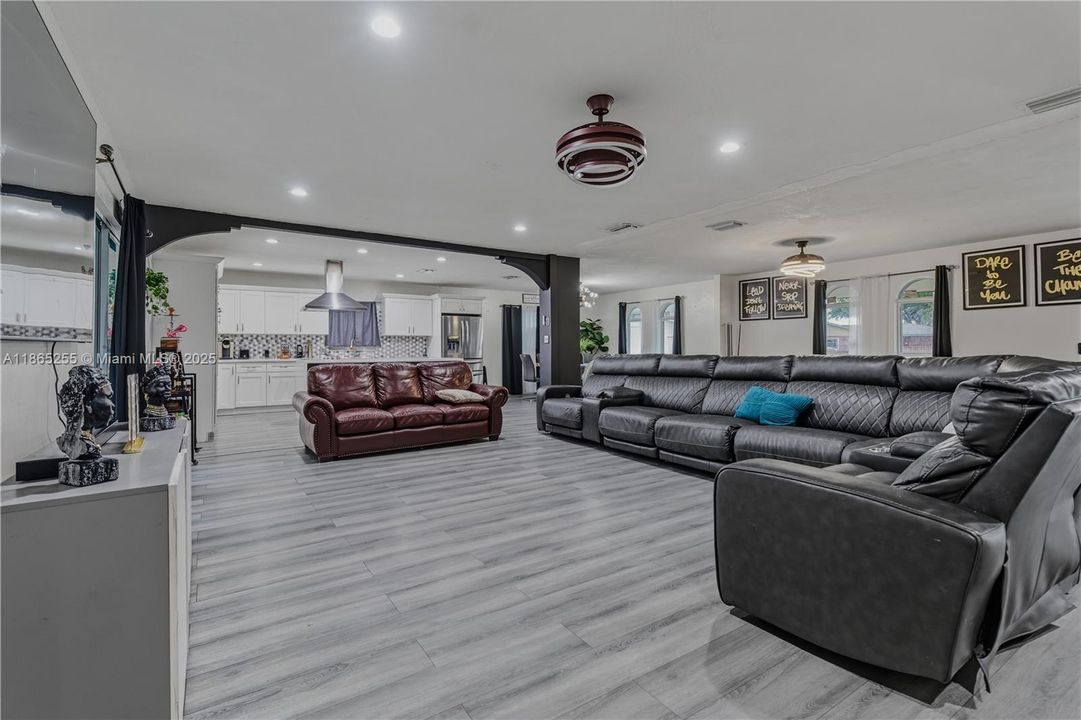 Под контрактом: $720,000 (4 спален, 2 ванн, 2877 Квадратных фут)