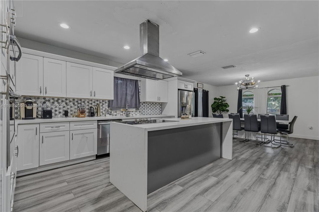 Под контрактом: $720,000 (4 спален, 2 ванн, 2877 Квадратных фут)