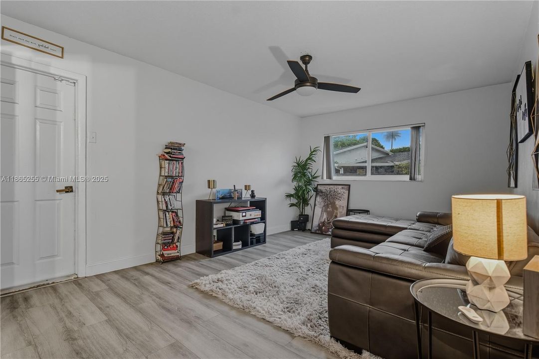 Под контрактом: $720,000 (4 спален, 2 ванн, 2877 Квадратных фут)