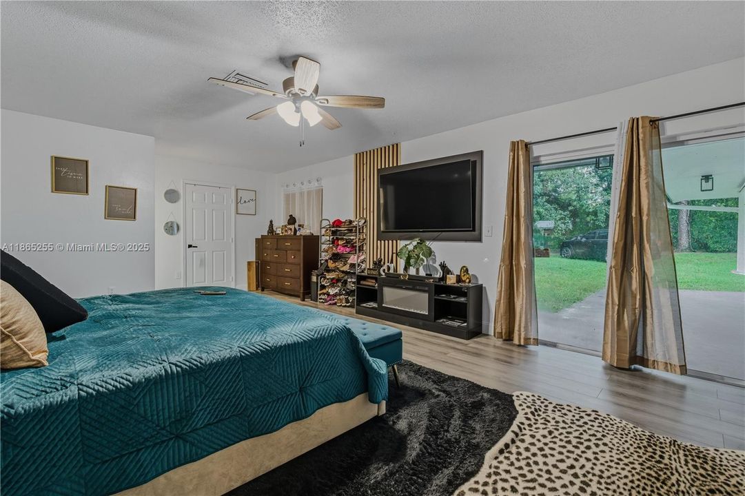 Под контрактом: $720,000 (4 спален, 2 ванн, 2877 Квадратных фут)