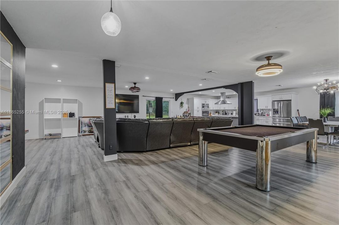 Под контрактом: $720,000 (4 спален, 2 ванн, 2877 Квадратных фут)