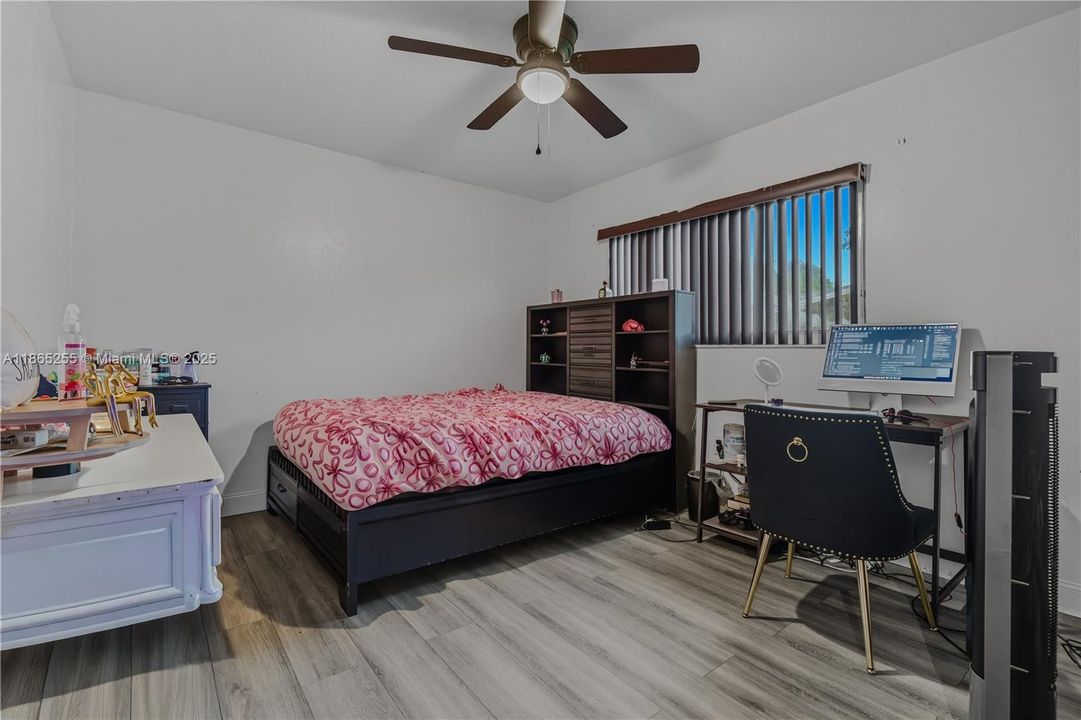 Под контрактом: $720,000 (4 спален, 2 ванн, 2877 Квадратных фут)