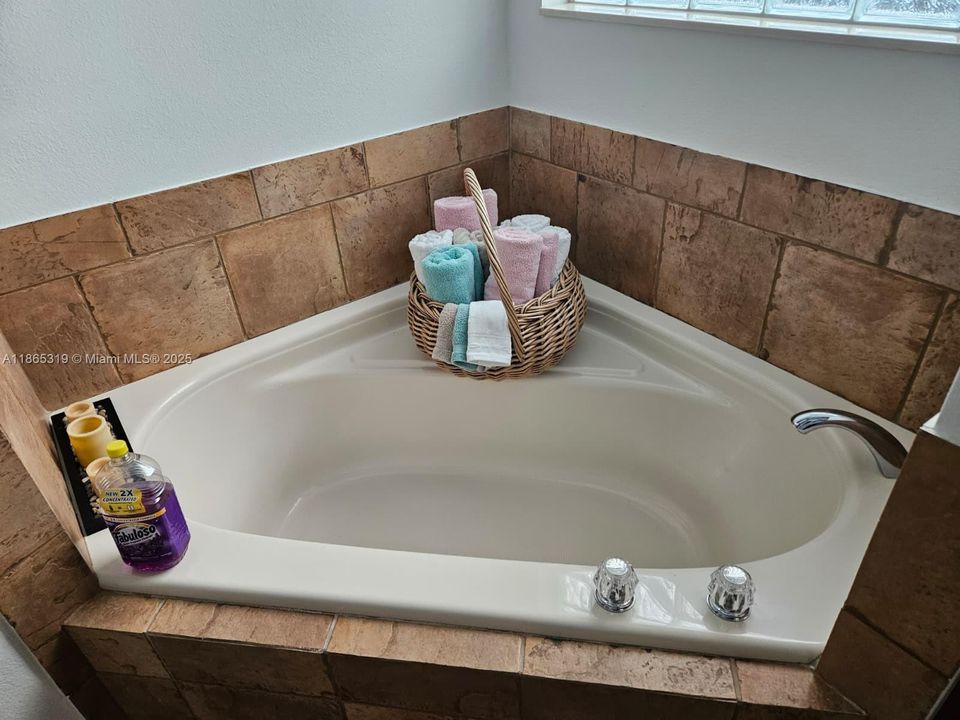 For Sale: $369,000 (3 beds, 2 baths, 1773 Square Feet)