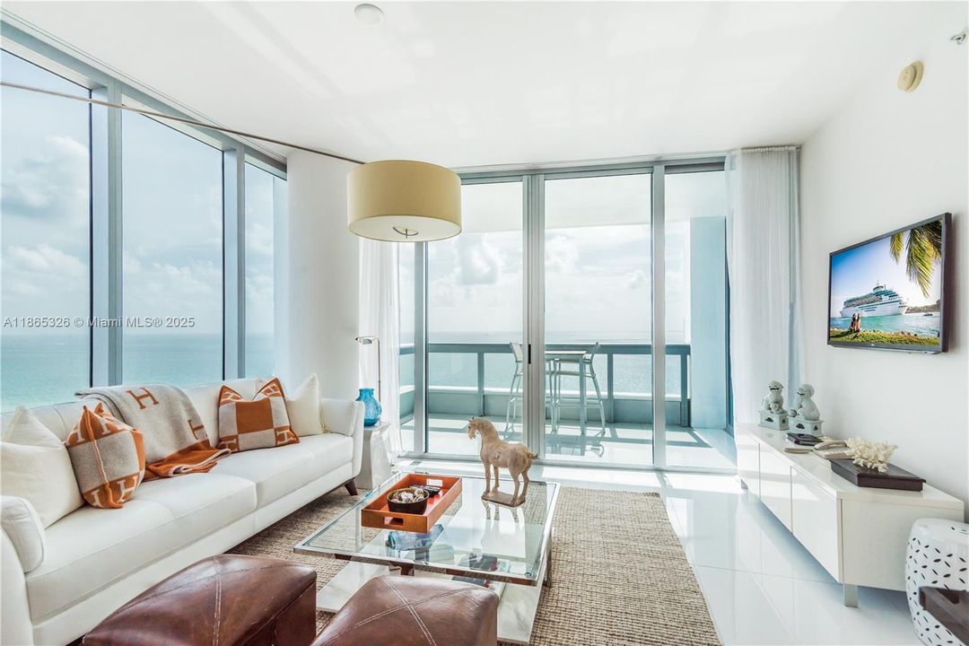 For Sale: $2,399,000 (2 beds, 2 baths, 1290 Square Feet)