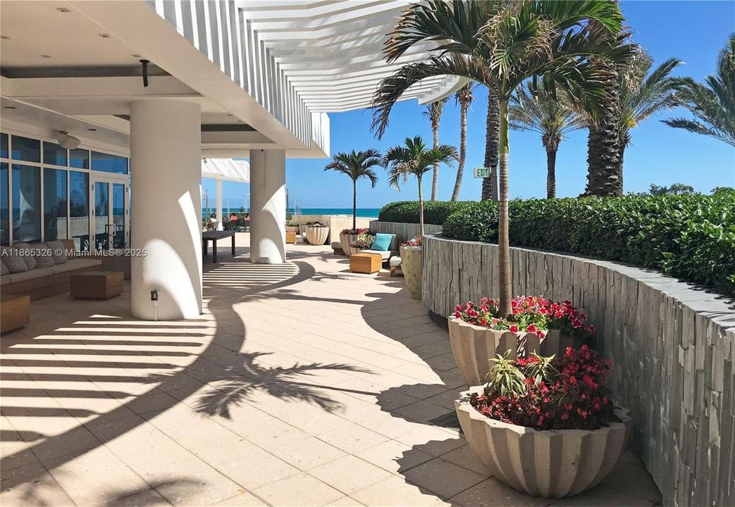 For Sale: $2,399,000 (2 beds, 2 baths, 1290 Square Feet)