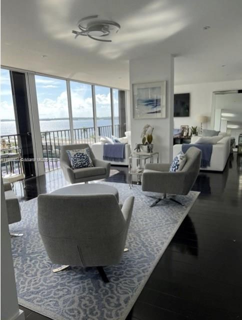 Activo con contrato: $4,395 (2 camas, 2 baños, 1583 Pies cuadrados)