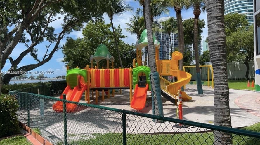 Activo con contrato: $4,395 (2 camas, 2 baños, 1583 Pies cuadrados)