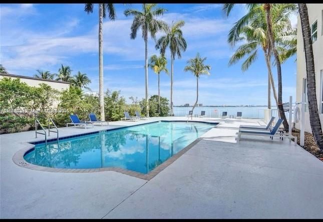 Недавно продано: $545,000 (2 спален, 2 ванн, 1226 Квадратных фут)