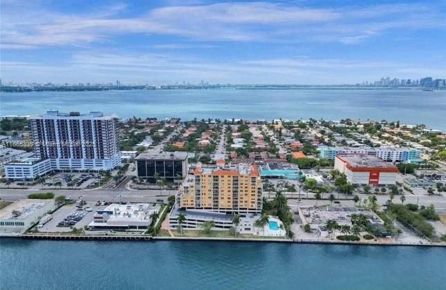 Недавно продано: $545,000 (2 спален, 2 ванн, 1226 Квадратных фут)