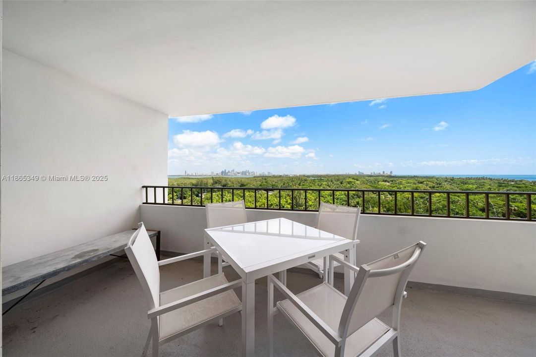 For Sale: $1,375,000 (2 beds, 2 baths, 1260 Square Feet)