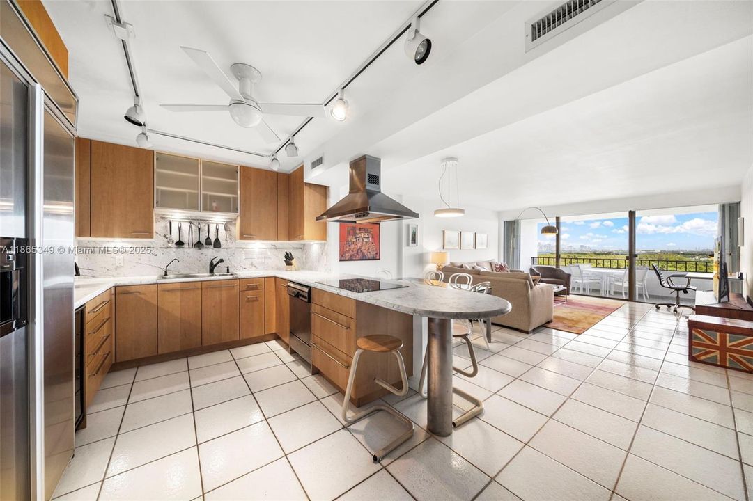 For Sale: $1,375,000 (2 beds, 2 baths, 1260 Square Feet)