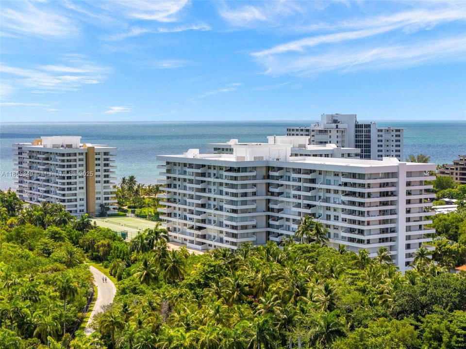 For Sale: $1,375,000 (2 beds, 2 baths, 1260 Square Feet)