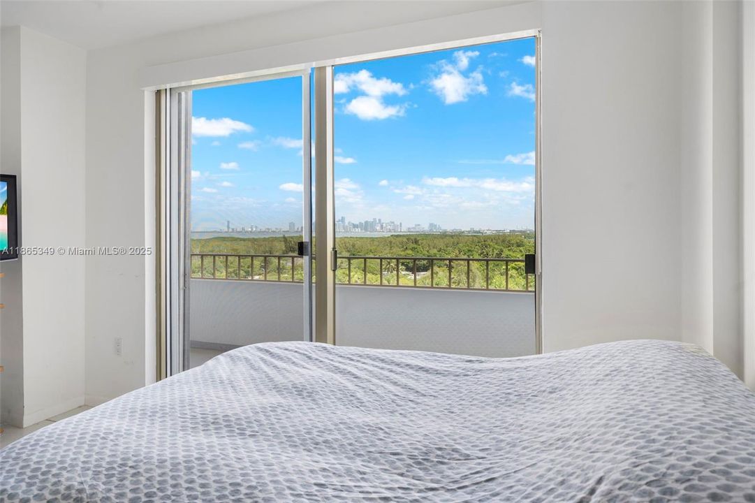 For Sale: $1,375,000 (2 beds, 2 baths, 1260 Square Feet)