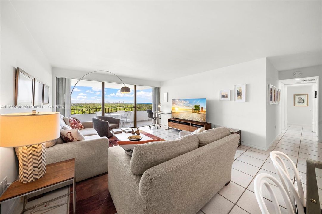 For Sale: $1,375,000 (2 beds, 2 baths, 1260 Square Feet)