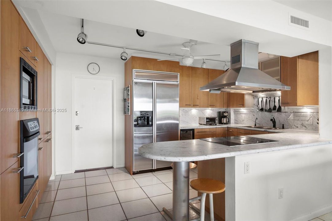 For Sale: $1,375,000 (2 beds, 2 baths, 1260 Square Feet)