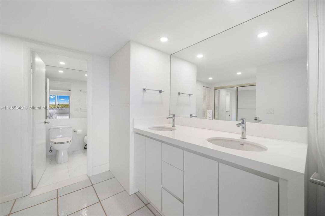 For Sale: $1,375,000 (2 beds, 2 baths, 1260 Square Feet)