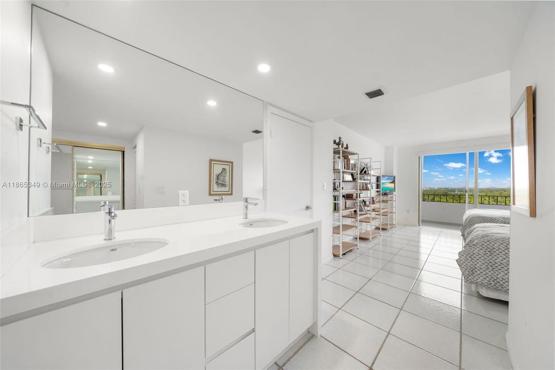 For Sale: $1,375,000 (2 beds, 2 baths, 1260 Square Feet)