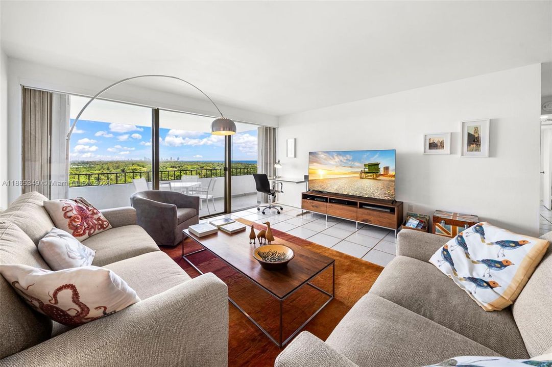 For Sale: $1,375,000 (2 beds, 2 baths, 1260 Square Feet)