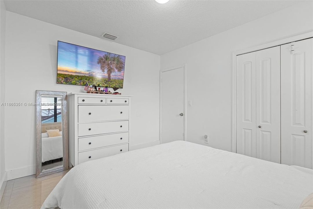 合同活跃: $798,000 (4 贝兹, 2 浴室, 2616 平方英尺)