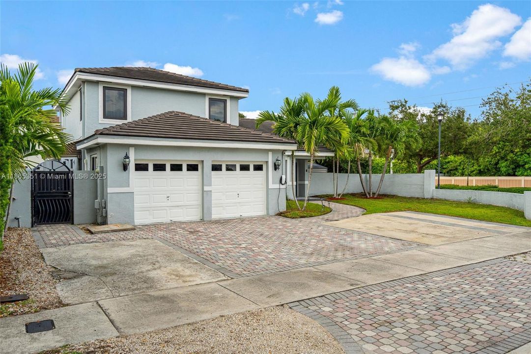 合同活跃: $798,000 (4 贝兹, 2 浴室, 2616 平方英尺)