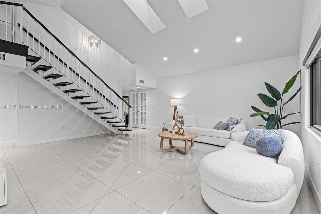 合同活跃: $798,000 (4 贝兹, 2 浴室, 2616 平方英尺)