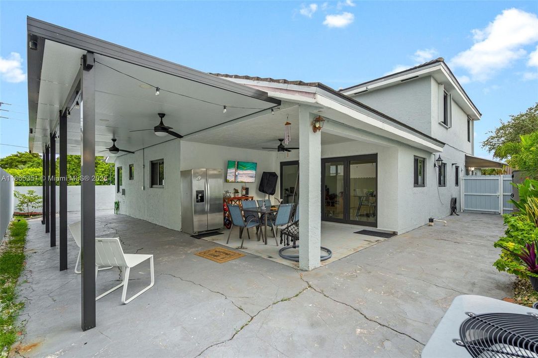 合同活跃: $798,000 (4 贝兹, 2 浴室, 2616 平方英尺)