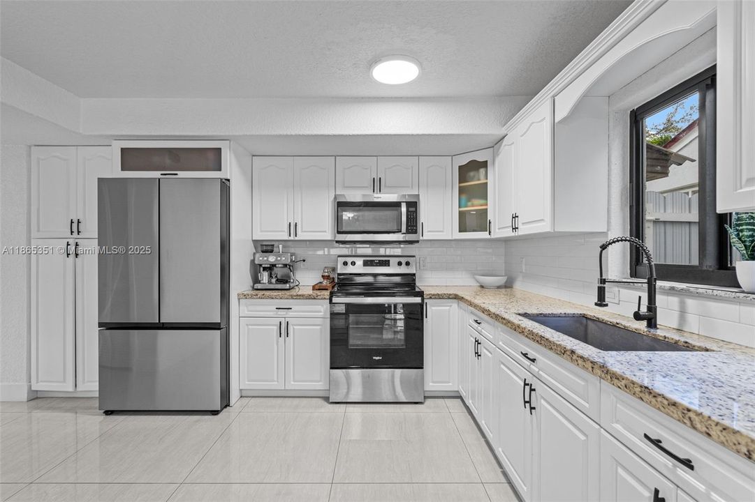 合同活跃: $798,000 (4 贝兹, 2 浴室, 2616 平方英尺)