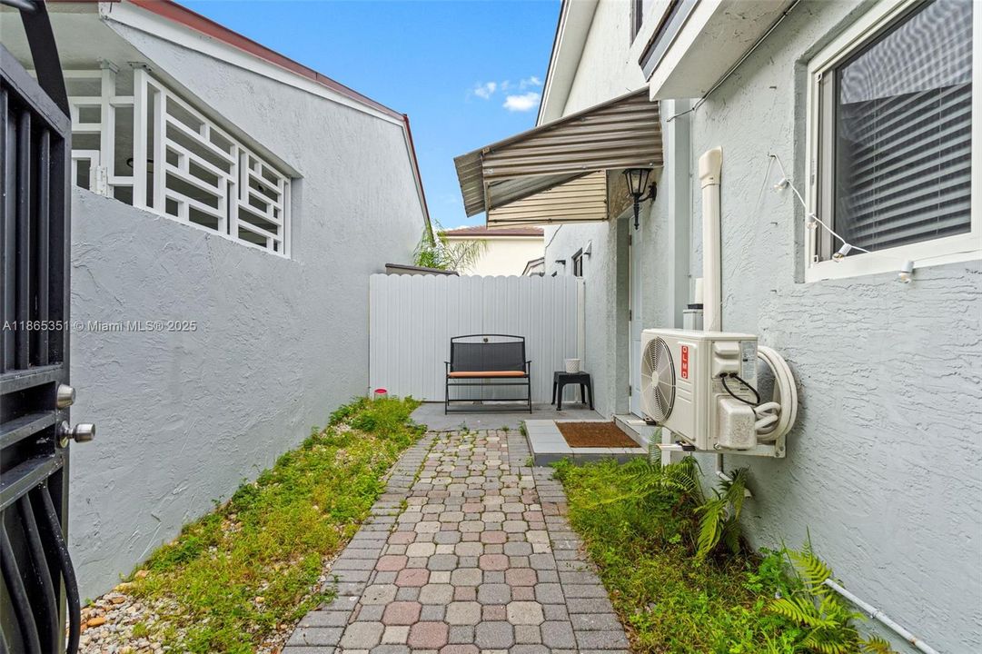 合同活跃: $798,000 (4 贝兹, 2 浴室, 2616 平方英尺)