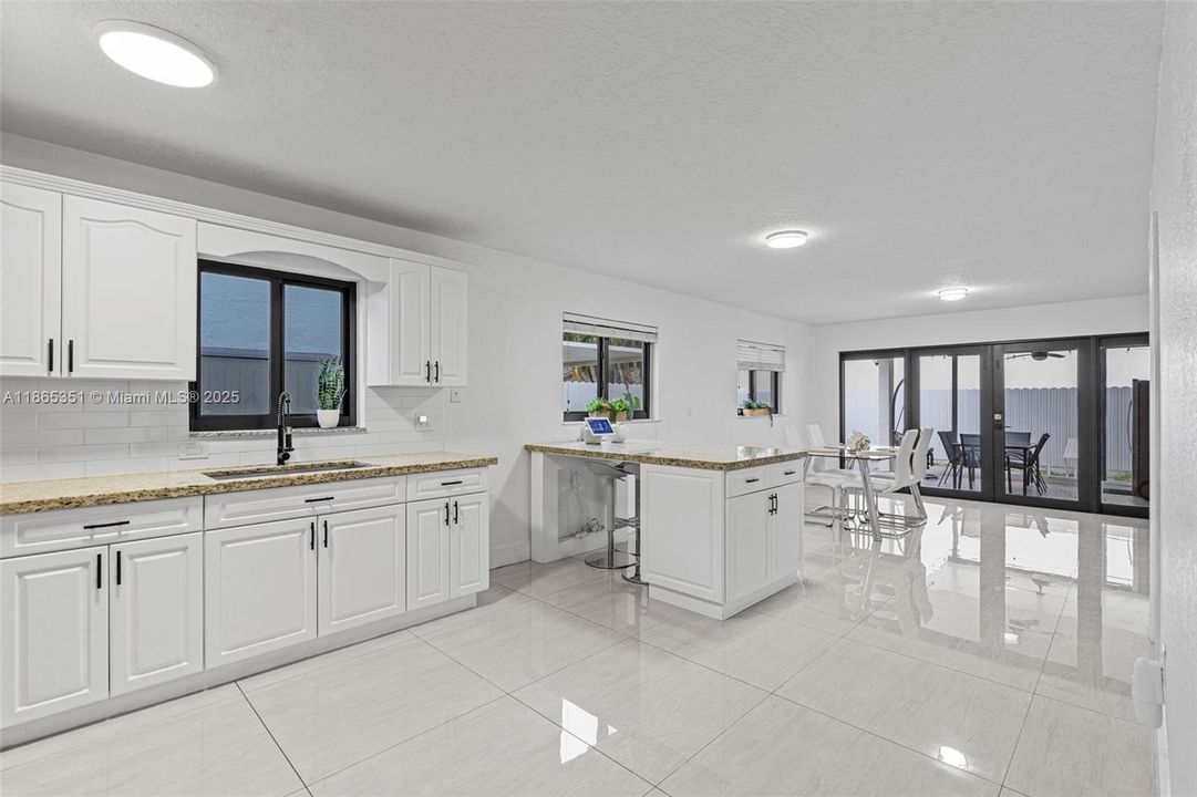 合同活跃: $798,000 (4 贝兹, 2 浴室, 2616 平方英尺)