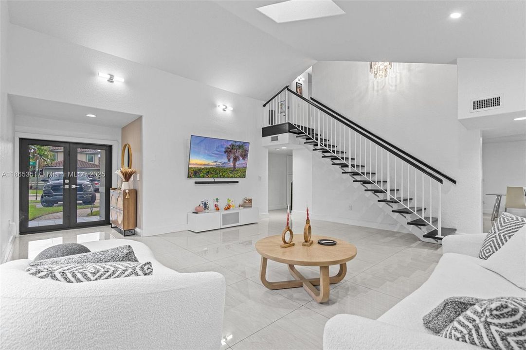 合同活跃: $798,000 (4 贝兹, 2 浴室, 2616 平方英尺)