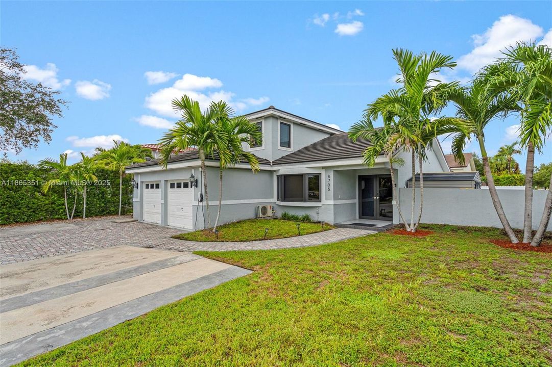 合同活跃: $798,000 (4 贝兹, 2 浴室, 2616 平方英尺)