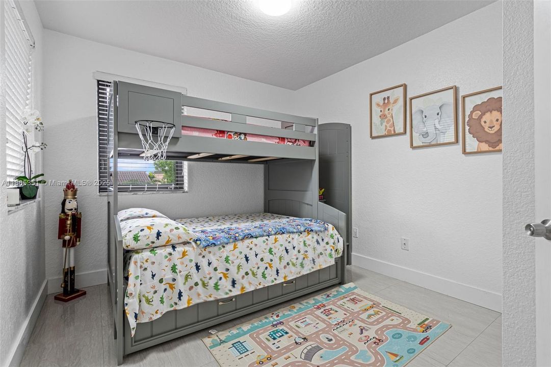 合同活跃: $798,000 (4 贝兹, 2 浴室, 2616 平方英尺)