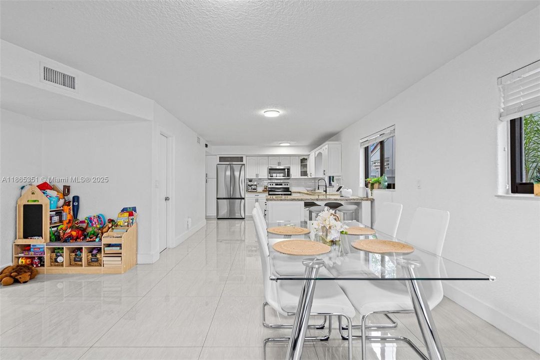 合同活跃: $798,000 (4 贝兹, 2 浴室, 2616 平方英尺)