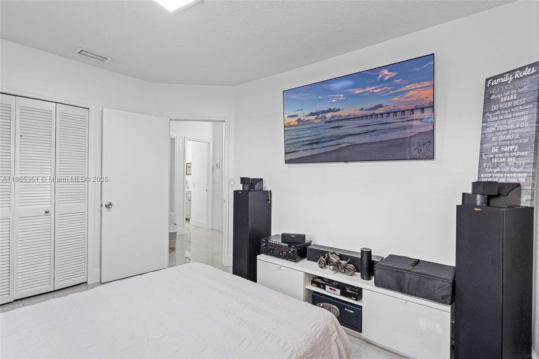 合同活跃: $798,000 (4 贝兹, 2 浴室, 2616 平方英尺)