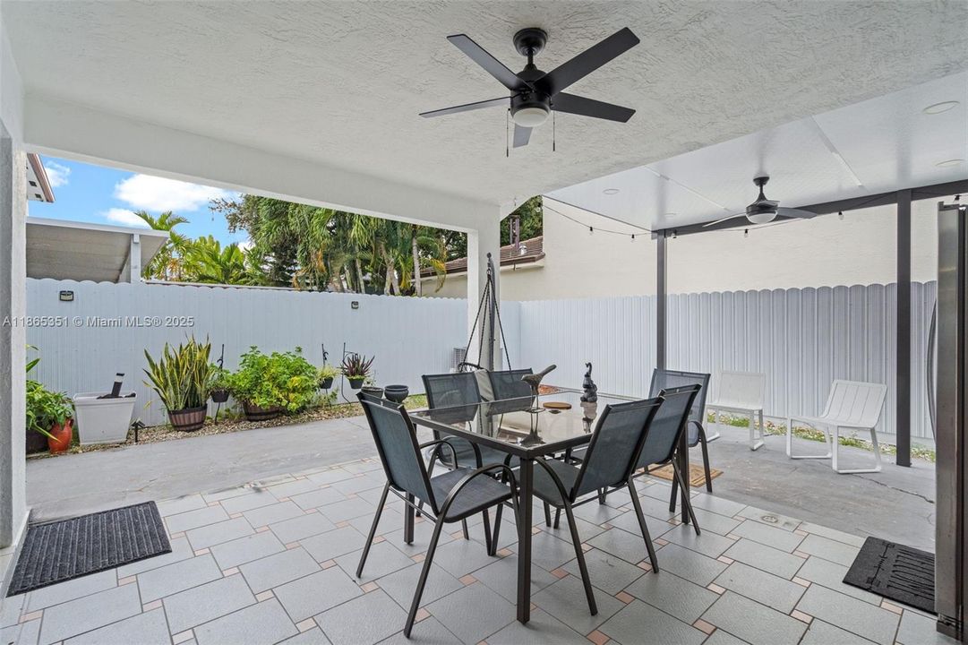 合同活跃: $798,000 (4 贝兹, 2 浴室, 2616 平方英尺)