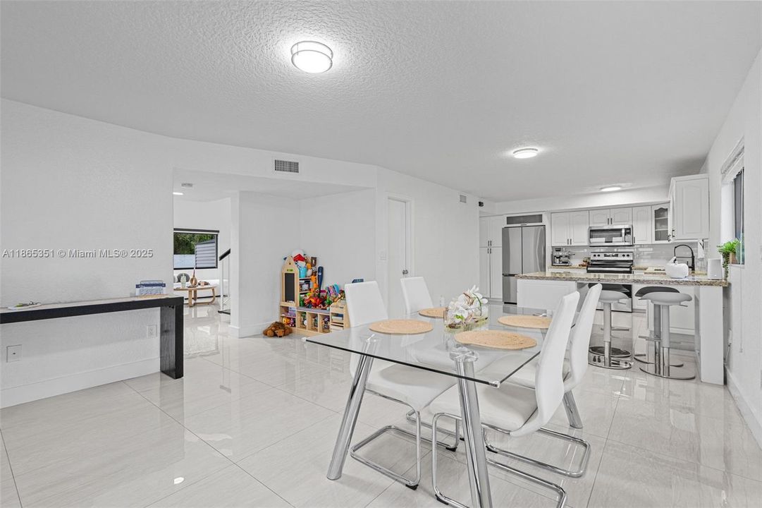 合同活跃: $798,000 (4 贝兹, 2 浴室, 2616 平方英尺)