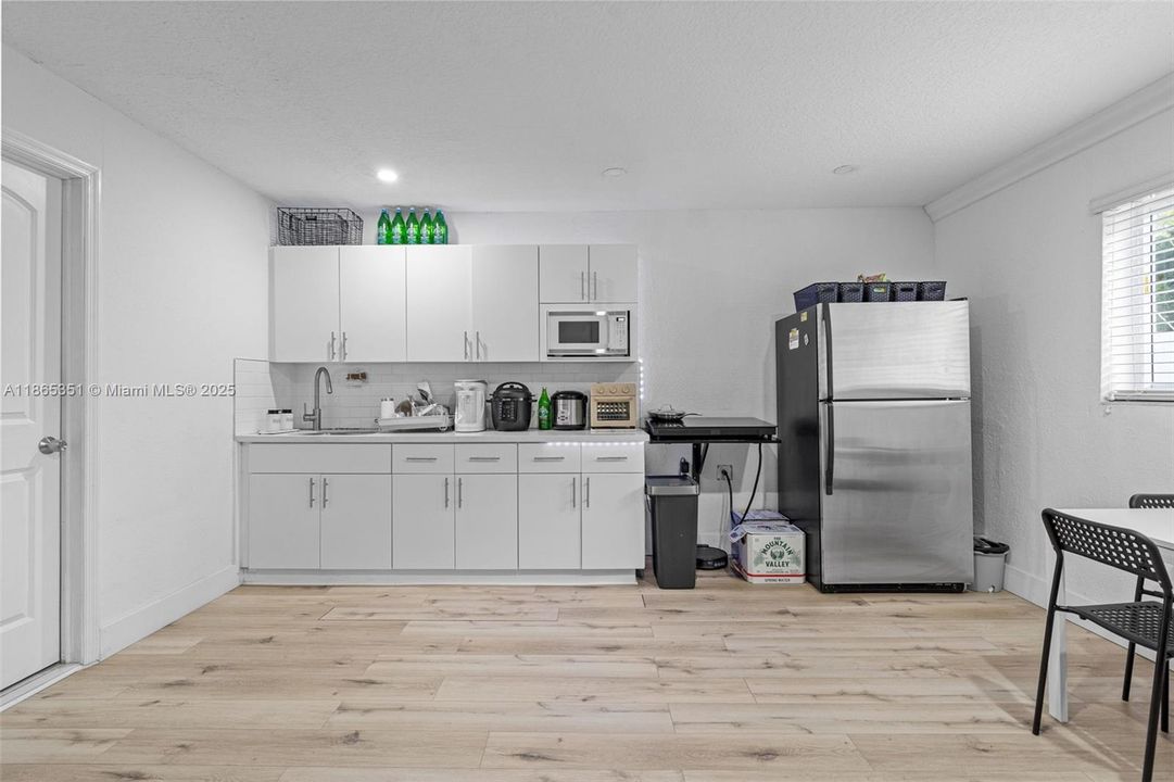 合同活跃: $798,000 (4 贝兹, 2 浴室, 2616 平方英尺)