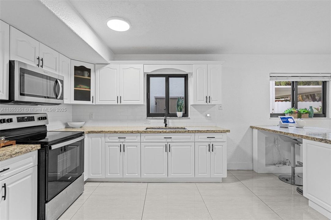 合同活跃: $798,000 (4 贝兹, 2 浴室, 2616 平方英尺)