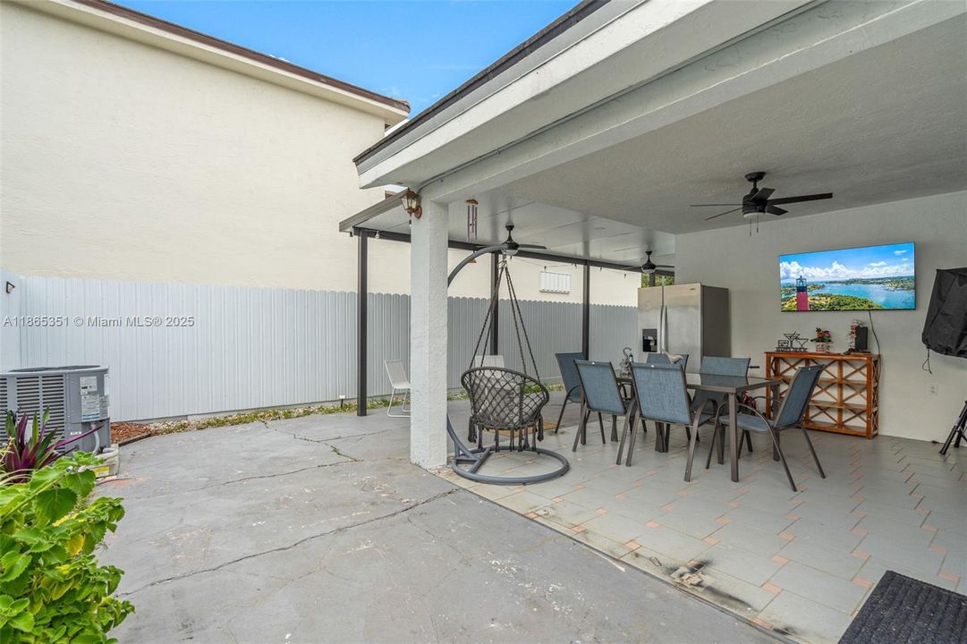 合同活跃: $798,000 (4 贝兹, 2 浴室, 2616 平方英尺)