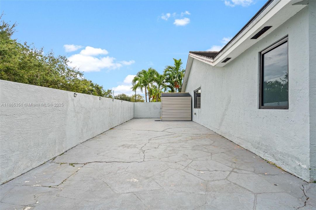 合同活跃: $798,000 (4 贝兹, 2 浴室, 2616 平方英尺)