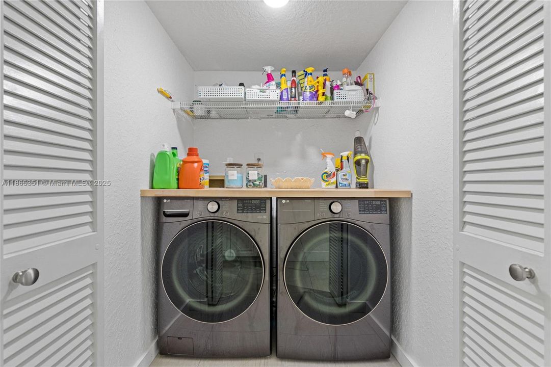 合同活跃: $798,000 (4 贝兹, 2 浴室, 2616 平方英尺)