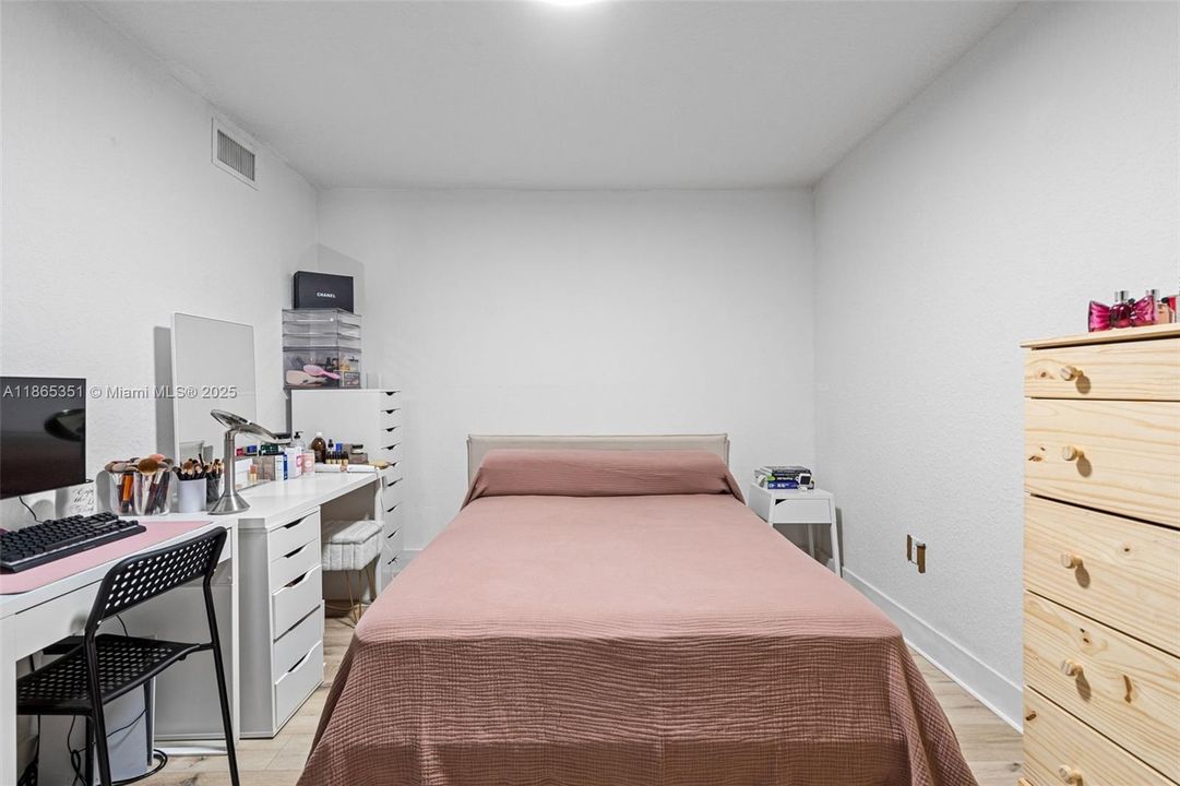 合同活跃: $798,000 (4 贝兹, 2 浴室, 2616 平方英尺)