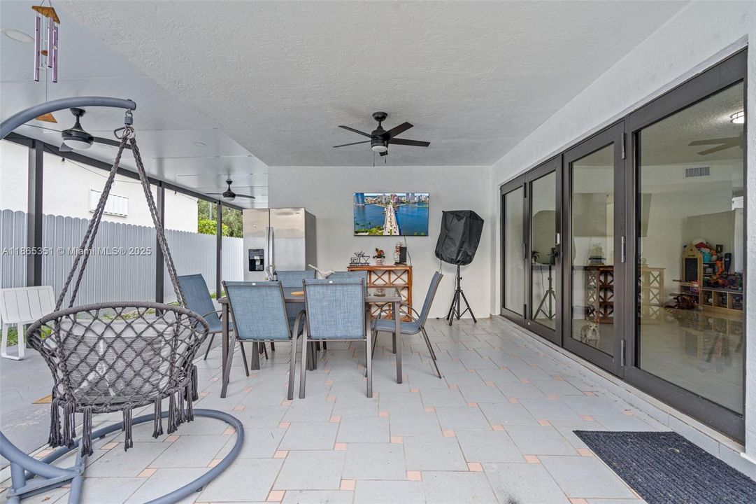 合同活跃: $798,000 (4 贝兹, 2 浴室, 2616 平方英尺)