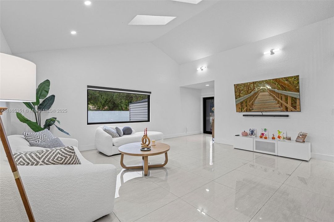 合同活跃: $798,000 (4 贝兹, 2 浴室, 2616 平方英尺)