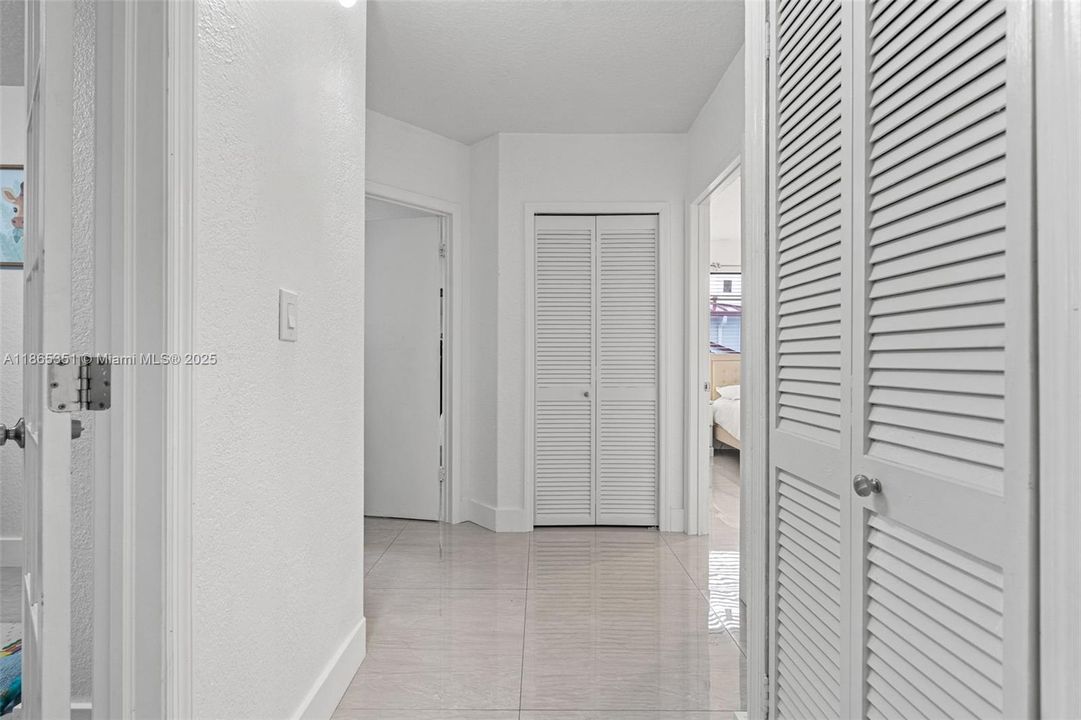 合同活跃: $798,000 (4 贝兹, 2 浴室, 2616 平方英尺)