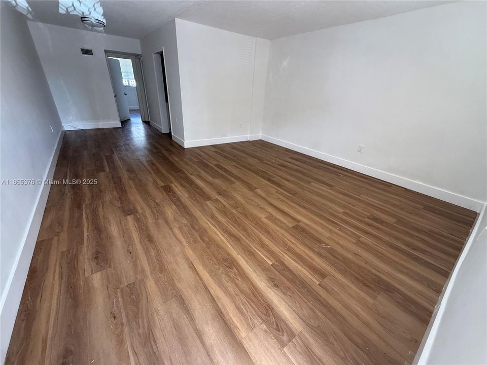 Active With Contract: $209,000 (1 beds, 1 baths, 695 Square Feet)