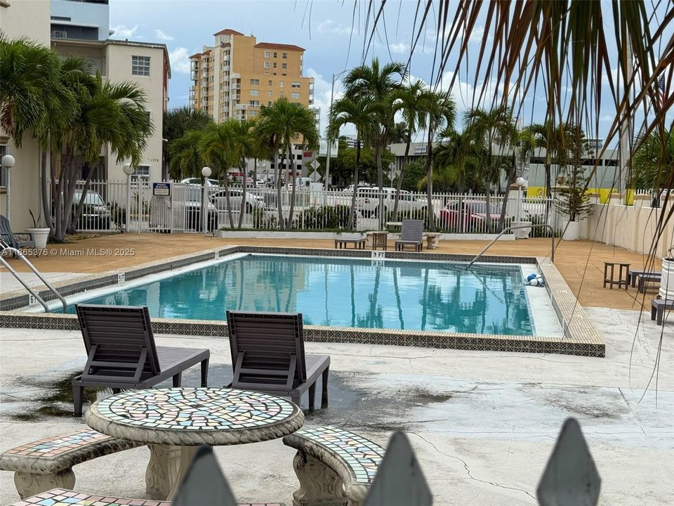 Active With Contract: $209,000 (1 beds, 1 baths, 695 Square Feet)